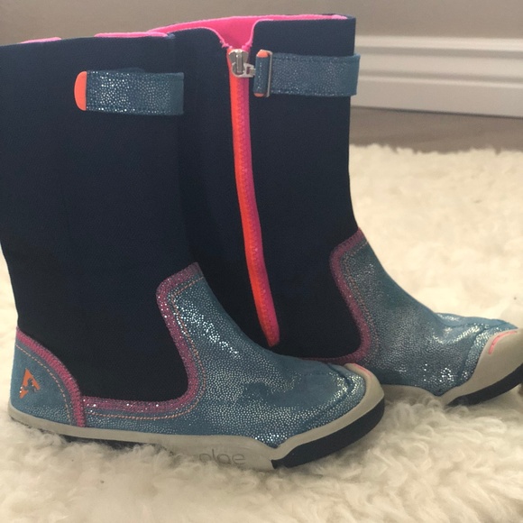 plae rain boots